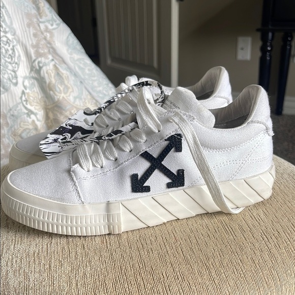 Off-White Wmns Sneaker - Picture 2 of 9